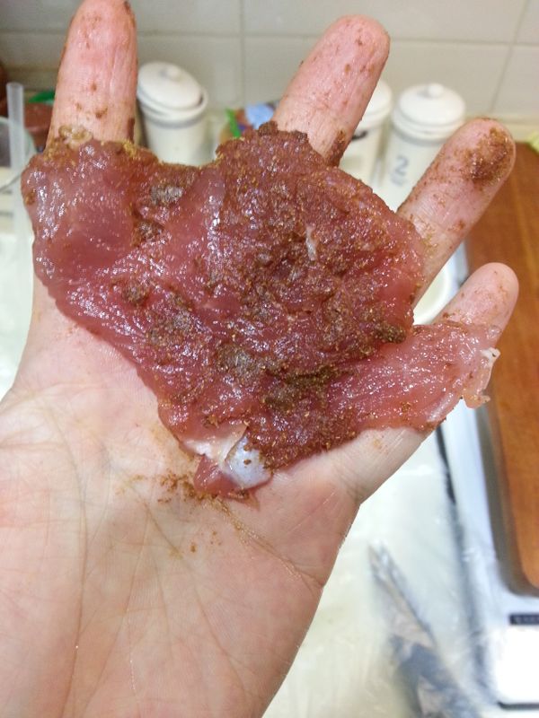 肉片先撒鹽，再撒五香粉，捏一捏