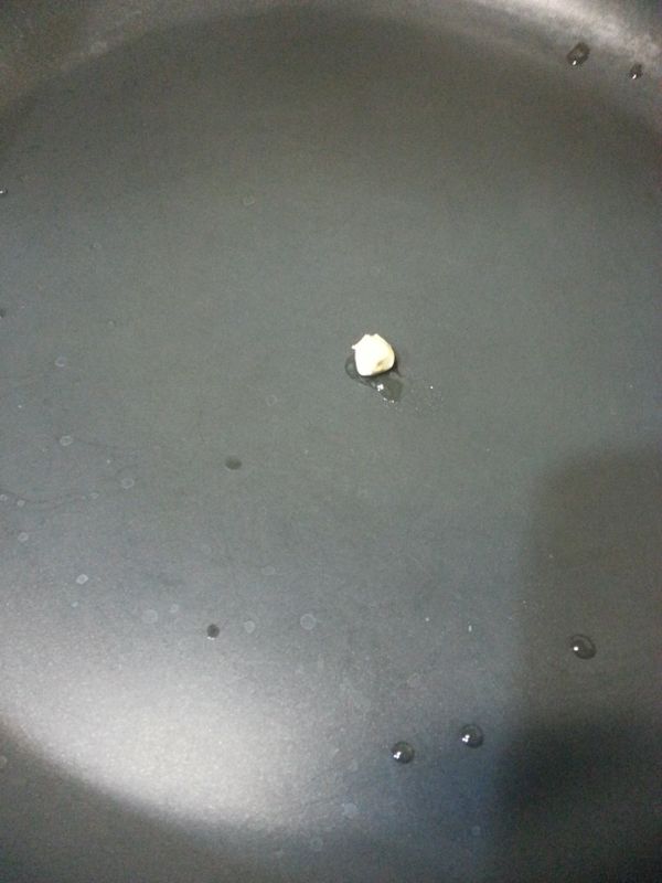 鍋中放一小匙油爆蒜頭