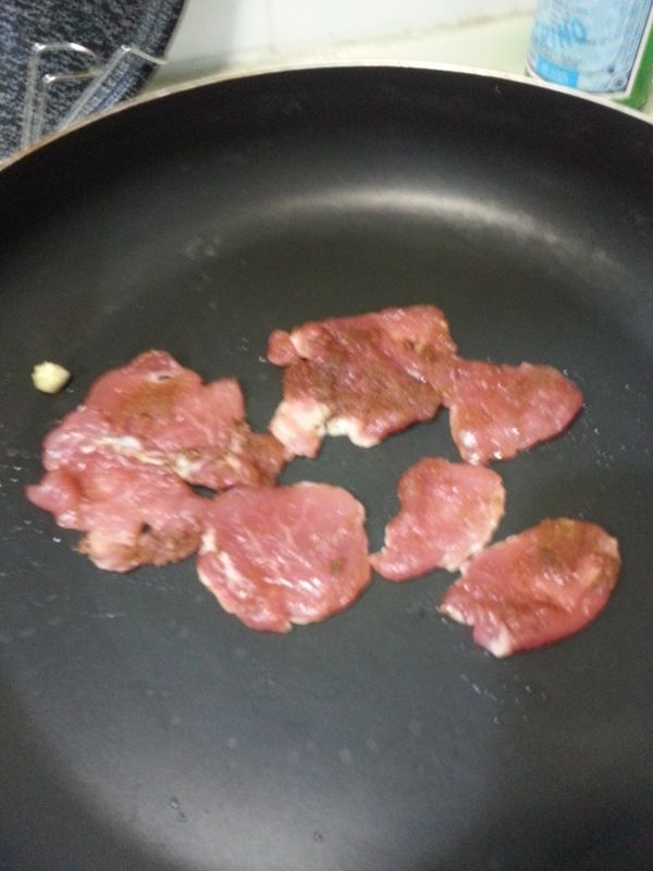 爆香後肉片攤平放入煎到兩面變白色就夾出（中間還沒熟）