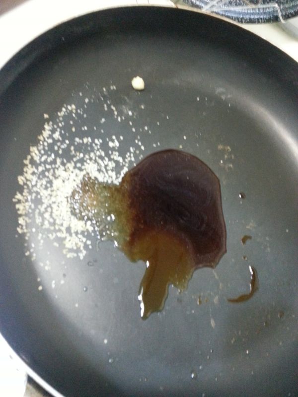 鍋子熄火，嗆入醬油，放入糖，蜂蜜，酒，開中火煮