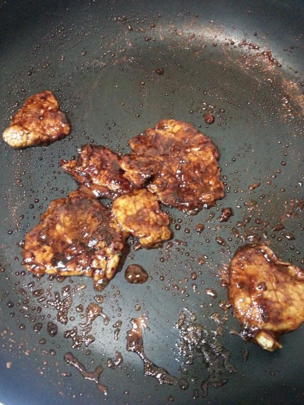 煮到兩面上色，肉熟，且醬汁的糖份在鍋上變乾就可關火（小心不要燒焦，鍋上乾掉的糖易變苦）