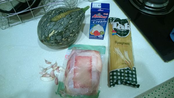 準備材料，南瓜大概跟一隻去骨雞腿一樣長而已，今天用了一半