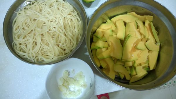 蒜頭一半切細末，一半拍碎，南瓜切薄片，越薄越好，把麵煮熟