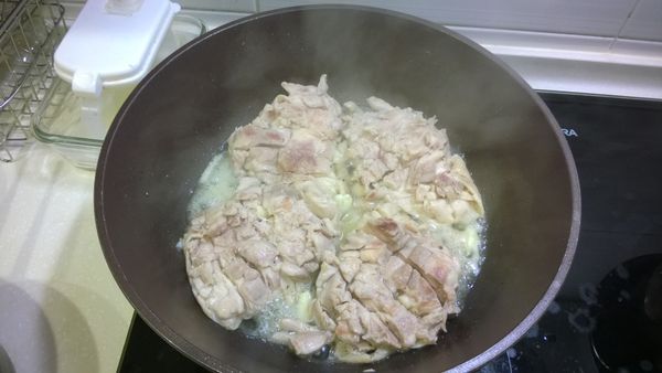 雞腿先劃個幾刀，切深一點，皮不要斷，用半匙鹽、一點點黑胡椒粒 、巴西利末，抓一抓，及拍過的蒜頭放入鍋中煎，不需要油