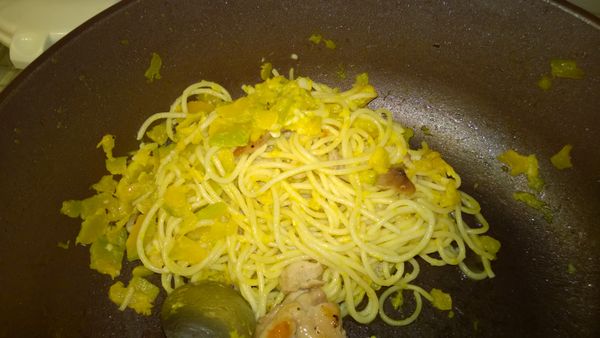 另一個鍋煮南瓜，把煎雞腿的油倒進鍋裡，蒜末跟南瓜，一杯水，把南瓜悶熟，再加入鮮奶油跟鹽2匙，鮮奶油的量依個人口味調整，喜歡濃的，加多一點，把麵拌入，攪拌完的樣子如右圖，稍微乾了一點