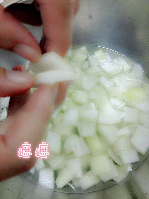 將浸泡用料與洋蔥小塊加一起順便將洋蔥塊一片一片拔開!!陰涼處浸泡約24小時去除辛辣味