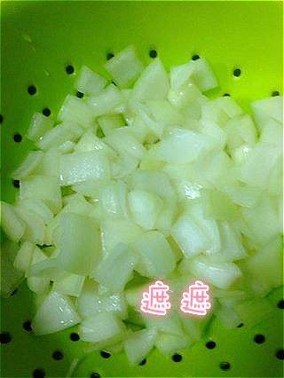 取出浸泡後的洋蔥片用冷開水稍稍沖洗掉鹽分然後瀝乾水分備用