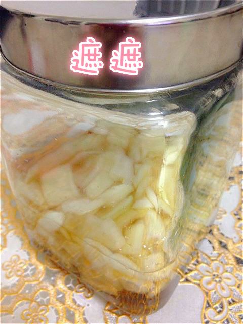取一乾淨容器將瀝乾後的洋蔥片及放涼後的醃料汁一起放入罐中~放入冰箱醃漬10~12小時就可以享用囉