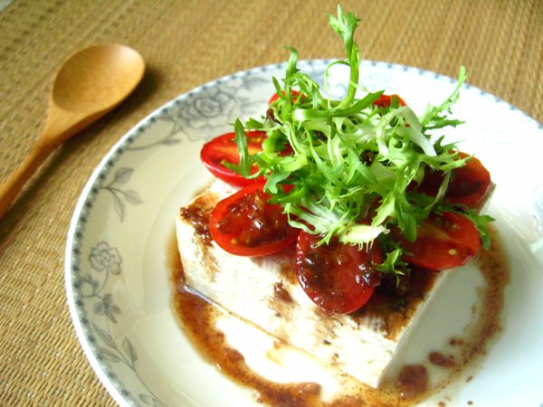 將冰涼的豆腐置於盤中,擺上小蕃茄與生菜,淋上醬汁就完成了!