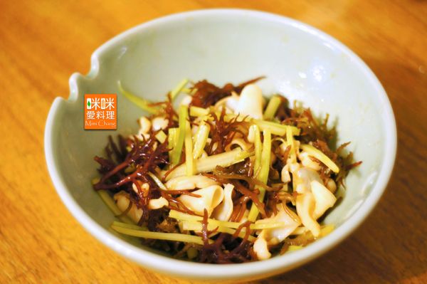 在大碗中放入西洋芹、花枝、珊瑚草，淋入[醬汁]，用手抓拌均勻，即可上桌。