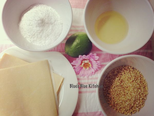 備料。冷凍起酥皮不退冰直接操作即可。