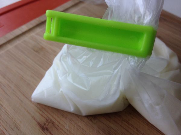 把步驟2調好的蛋白糖醬裝入塑膠袋中，角落剪一個小口備用。