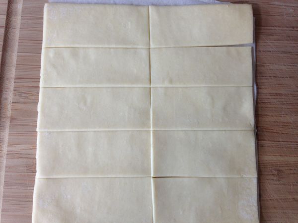 將起酥片如圖切成10等份。