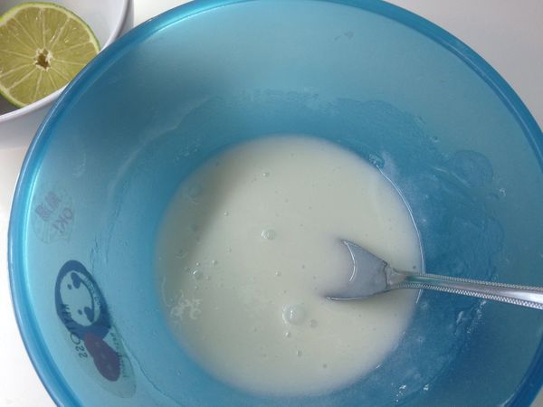 糖粉+蛋白+檸檬汁混合均勻。