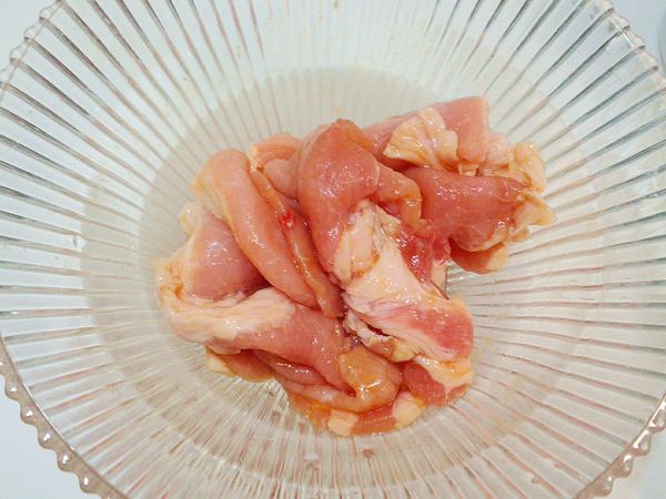 .先將肉片用酒和醬油醃漬大約十分鐘.,煎或少之前再將麵粉1小匙放進去抓勻,這樣肉質比較柔軟,不加麵粉也是可以的