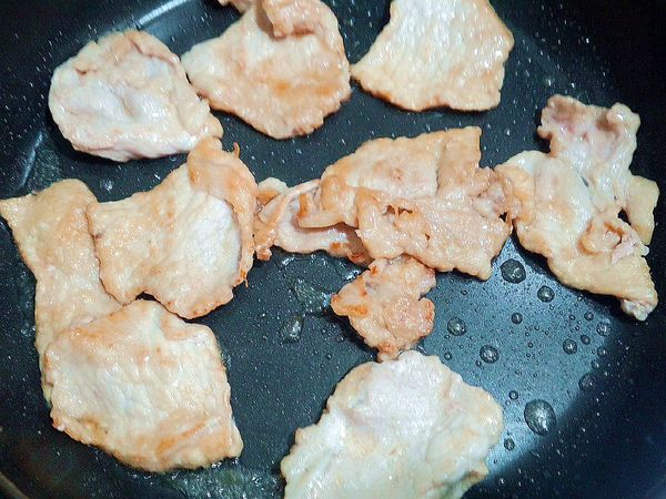 鍋子裡放少許油後,用小火將肉片煎熟或炒熟.
