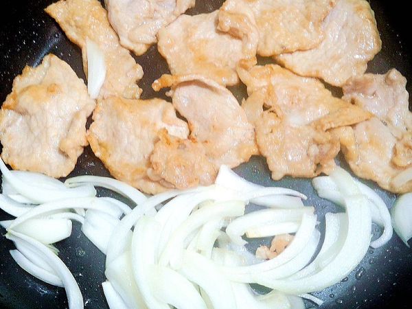 炒約八分熟後再將洋蔥絲也放進去炒到柔軟