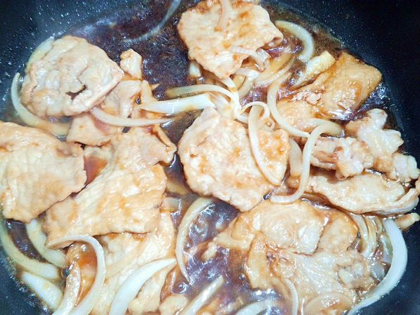 最後再將調味料也倒進鍋中,用中火煮到湯汁收乾即可熄火