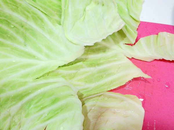 高麗菜葉片2片洗乾淨後將中間的梗切掉