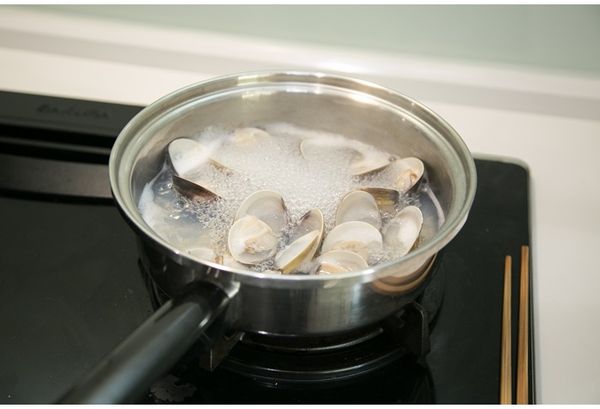 取5顆蛤蜊和2/3碗水以小火熬煮半小時，過濾後取出高湯備用(蛤蜊殼請扔棄、肉可以直接吃掉)