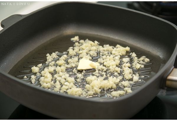 煮麵時另外在旁邊的瓦斯爐放置一平底鍋，放入橄欖油、奶油、蒜末，轉小火，慢慢煸炒至蒜呈金黃色。