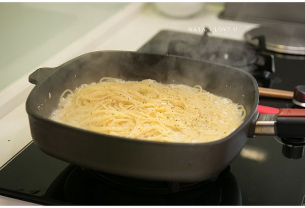 放入剩餘蛤蜊，加入步驟1的蛤蜊高湯，小火滾煮，待蛤蜊開口後先將蛤蜊揀出備用。平底鍋內湯汁煮到大滾，放進煮好過濾的義大利麵，白酒沿鍋邊澆淋一大圈，大火翻炒，讓湯汁吸進麵裡。