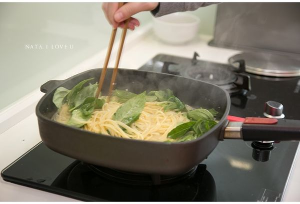 收汁差不多後放進鹽、現磨黑胡椒調味，再放九層塔稍微拌炒，盛盤時將麵夾進盤裡，再放步驟4的蛤蜊裝飾盤邊。