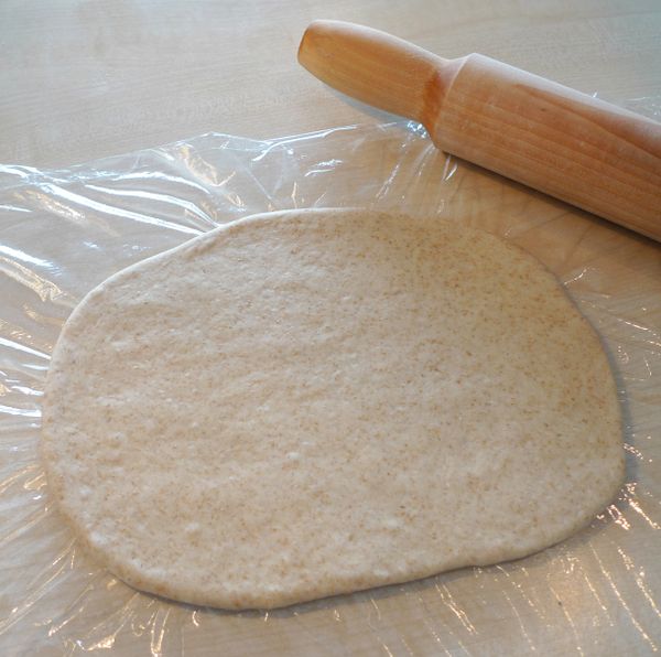 將麵團擀成長形。