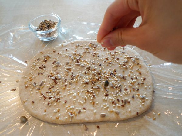 灑上適量的芝麻。