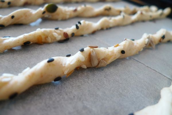 根據烤盤長度，輕拉成適當的長條狀，兩手各抓住麵條一側向反向旋轉，整齊放置烤盤中。