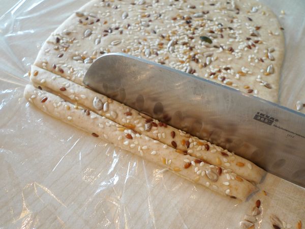 切成寬度約1-2公分左右的長條狀。