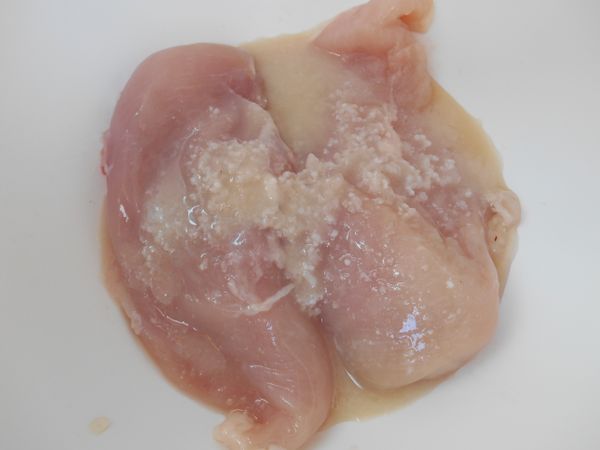 雞胸肉+啤酒+鹽麴+黑胡椒粒混合均勻,醃製30分鐘至1小時