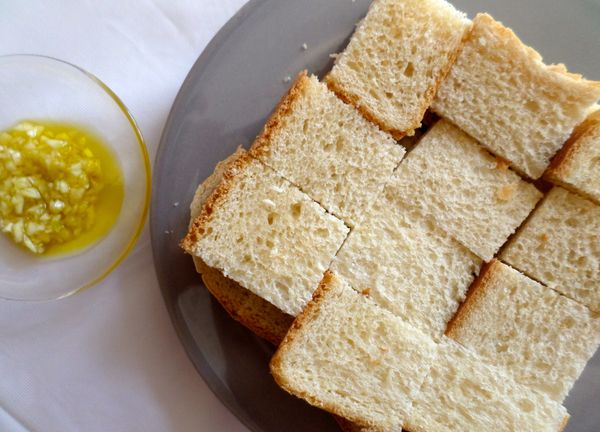 土司片切丁狀,塗上蒜泥橄欖油