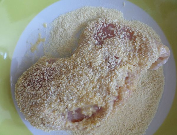 雞肉雙面均勻沾上蛋黃液和麵包粉