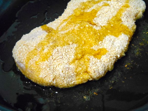 原鍋再放入雞肉,淋上適量橄欖油香煎至金黃色