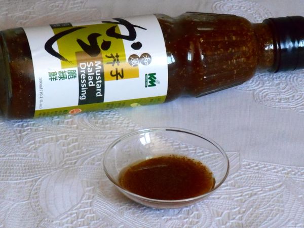 穀盛和風芥子脆鮮綠主要原料包含 : 米醋,米霖,醬油,橄欖油,糖,蘋果汁,芥末籽,紅麴醬,香菇,鹽,香料. 使用前搖勻即可. 打開瓶蓋即有多重濃郁香味釋放而出,淺嘗ㄧ口即可感受到芥末籽,香菇,橄欖油…融合的精華, 醬汁顏色微深咖啡色澤,表面有橄欖油…等等油脂呈現.產品開封後需要冷藏.