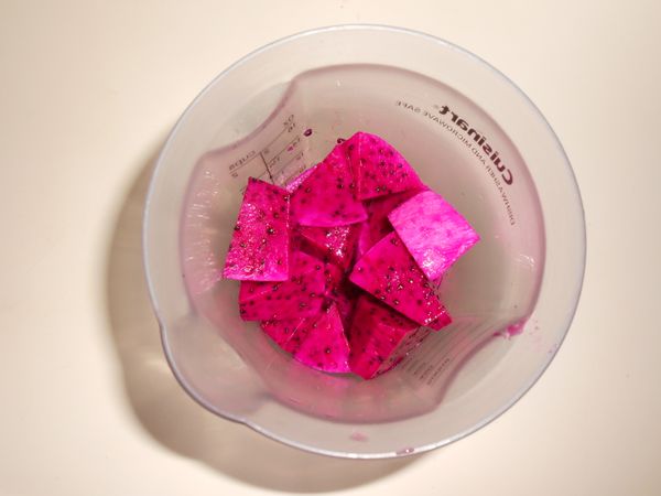 先做火龍果奶酪。把火龍果剝皮、切塊、放攪拌杯，加入鮮奶A、用攪拌棒打成果汁泥(約350cc)。順便取熱水瓶溫水放涼，再把吉利丁粉加入攪勻備用。