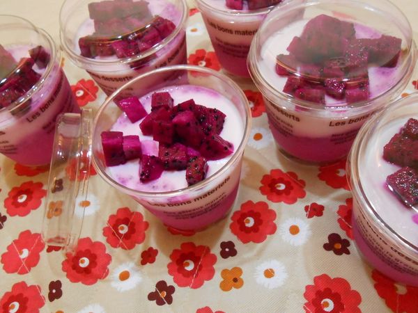 確定都凝固了，再切一些火龍果丁裝飾即可。