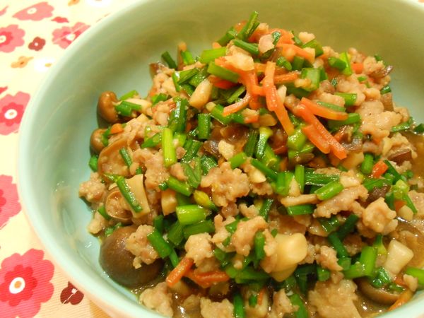 不沾炒鍋放1大匙油熱鍋，把絞肉放下來炒散，炒散後依照蔬菜料次序入鍋拌炒。最後把京醬醬汁倒入煨炒幾分鐘即可，不要把醬汁收乾，醬汁拌飯最好吃。