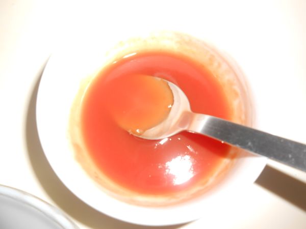 先作醬汁。拿一個瓷碗，把醬汁材料裝進來拌勻，微波爐用中火微30秒微三次，每微好一次取出來攪拌一下再微下一次，微到醬汁變稠(碗會燙要用隔熱手套取)。
