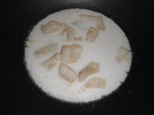 把粉漿拿過來攪拌一下(靜置會沉底所以要先拌再使用)、倒入，煎10秒左右拿起鍋子轉動一圈讓粉漿散開一點別太厚比較快熟(我用炒鍋所以粉漿集中在中間啦！用平底應該不會！我懶的拿平底出來！)，感覺有些凝固變透且起泡泡時就把略打散的蛋液淋上，再把小白菜舖在蛋液上面、蓋上鍋蓋悶一下。