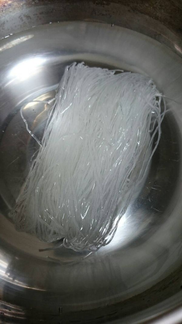 冬粉先泡軟 泡到不硬就可以