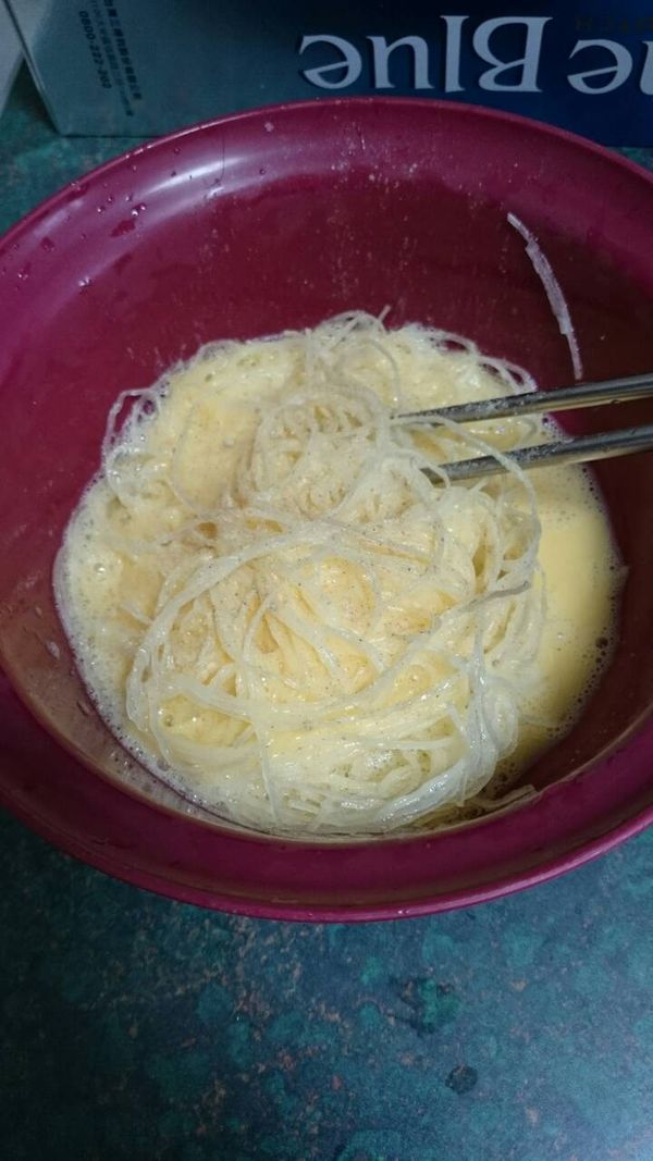 攪拌均勻 加鹽巴跟胡椒進去 攪拌攪拌