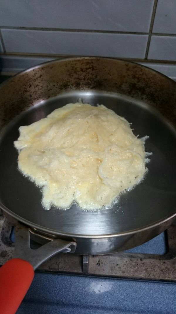 鍋子開火先沾滿油 這樣才不會黏鍋
冬粉蛋攪拌好放進鍋子 先等一下再動