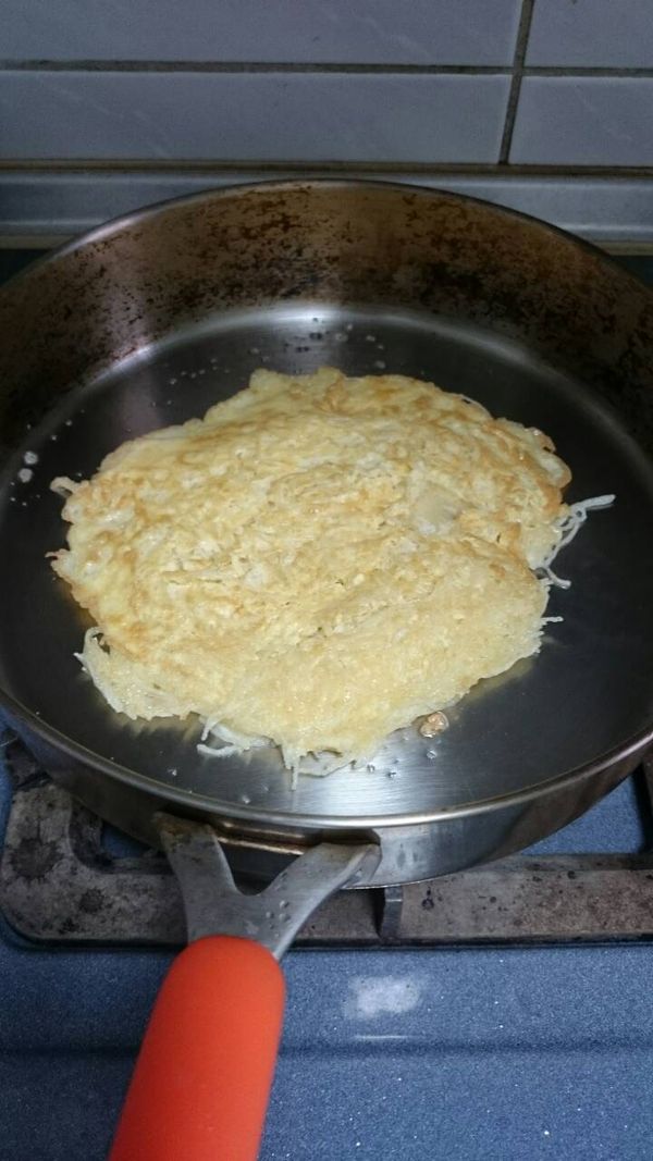 擺動鍋子一下 看一下底有沒有煎熟一點 煎久一點就可以吃到酥酥的口感喔~~ 就可以翻面 煎到金黃色~