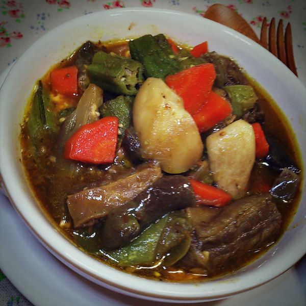 加入蛇瓜、秋葵和杏鮑菇稍微拌炒;同時切茄子(切段再對切)後加入燉煮，茄子約半熟後加少許咖哩粉和醬油調味，醬汁稍微收乾，完成。