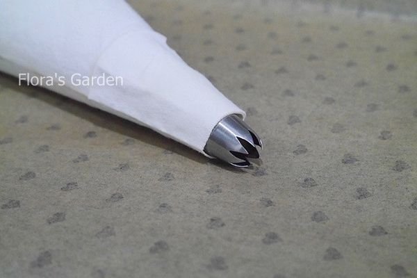 5.將麵糊裝進擠花袋中