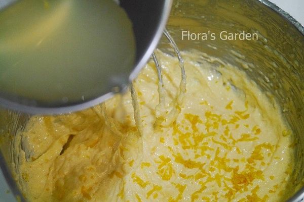 3.刨入檸檬皮和加入檸檬汁拌勻。