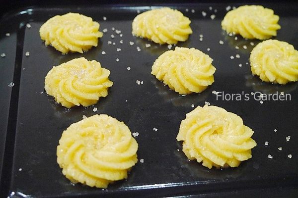 6.擠成一個圓，上面灑些砂糖，烤箱預熱170度烤約20分鐘。