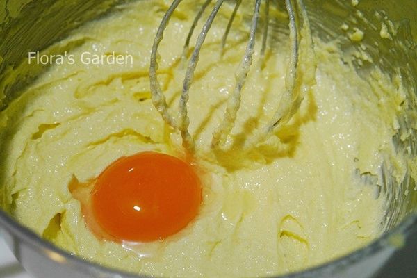 1.奶油放室溫軟化後加糖、鹽，攪拌至蓬鬆泛白。
2.加入蛋黃拌勻。